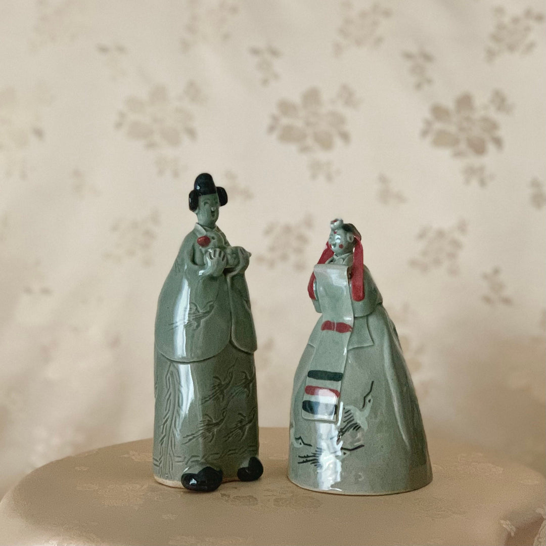 伝統的な婚礼衣装を着た青磁の夫婦像 (청자 혼례 부부 상)