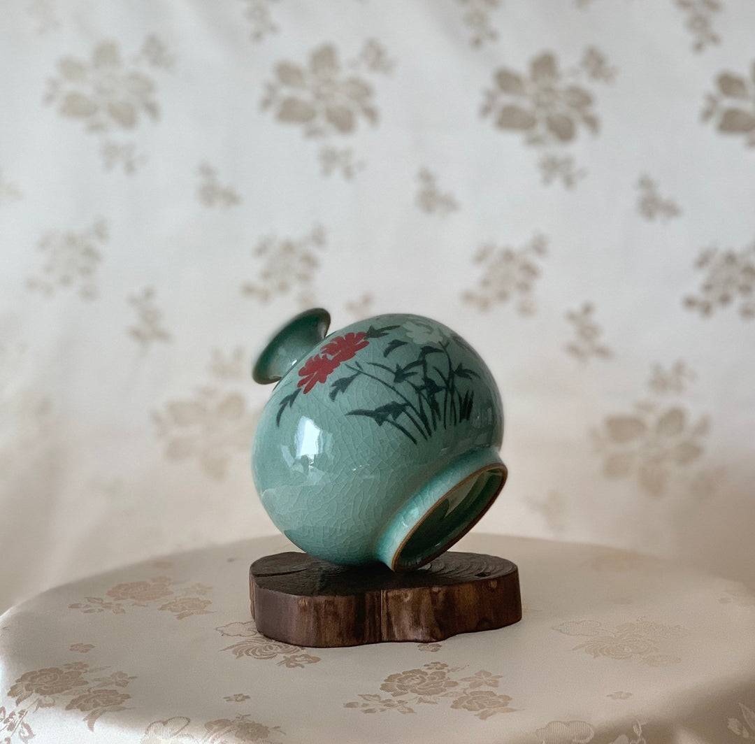 Celadon-Vase mit rotem und weißem Chrysanthemenmuster (청자 국화문 호)