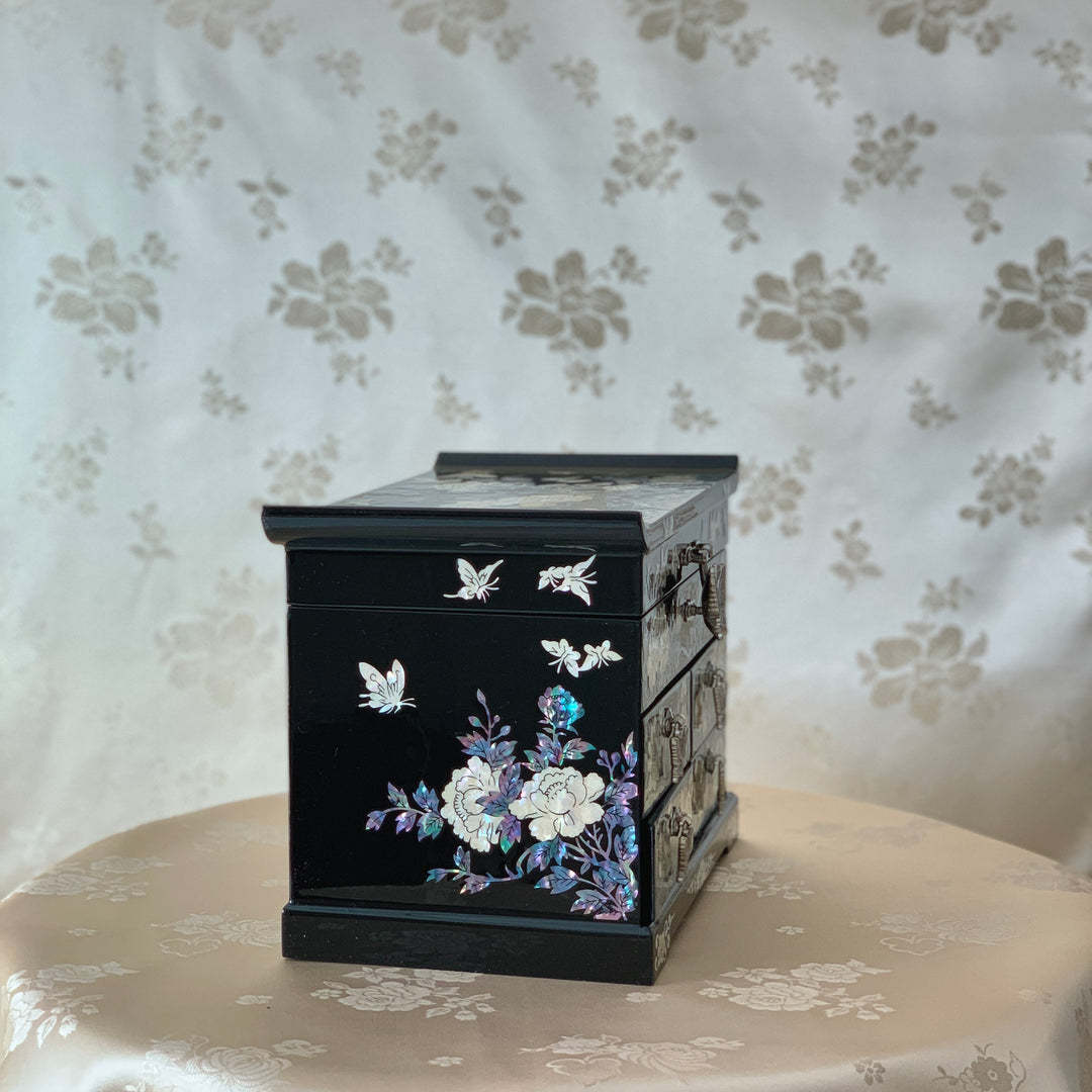 Königliche und seltene schwarze koreanische traditionelle handgefertigte Perlmutt-Schmuckschatulle mit Schmetterlingen und Blumen