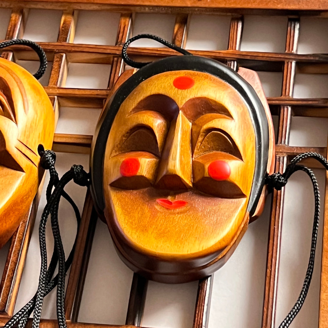 Koreanisches Holzhandwerk-Set mit vier Masken auf traditionellem Fensterrahmen (탈, 창살 세트)