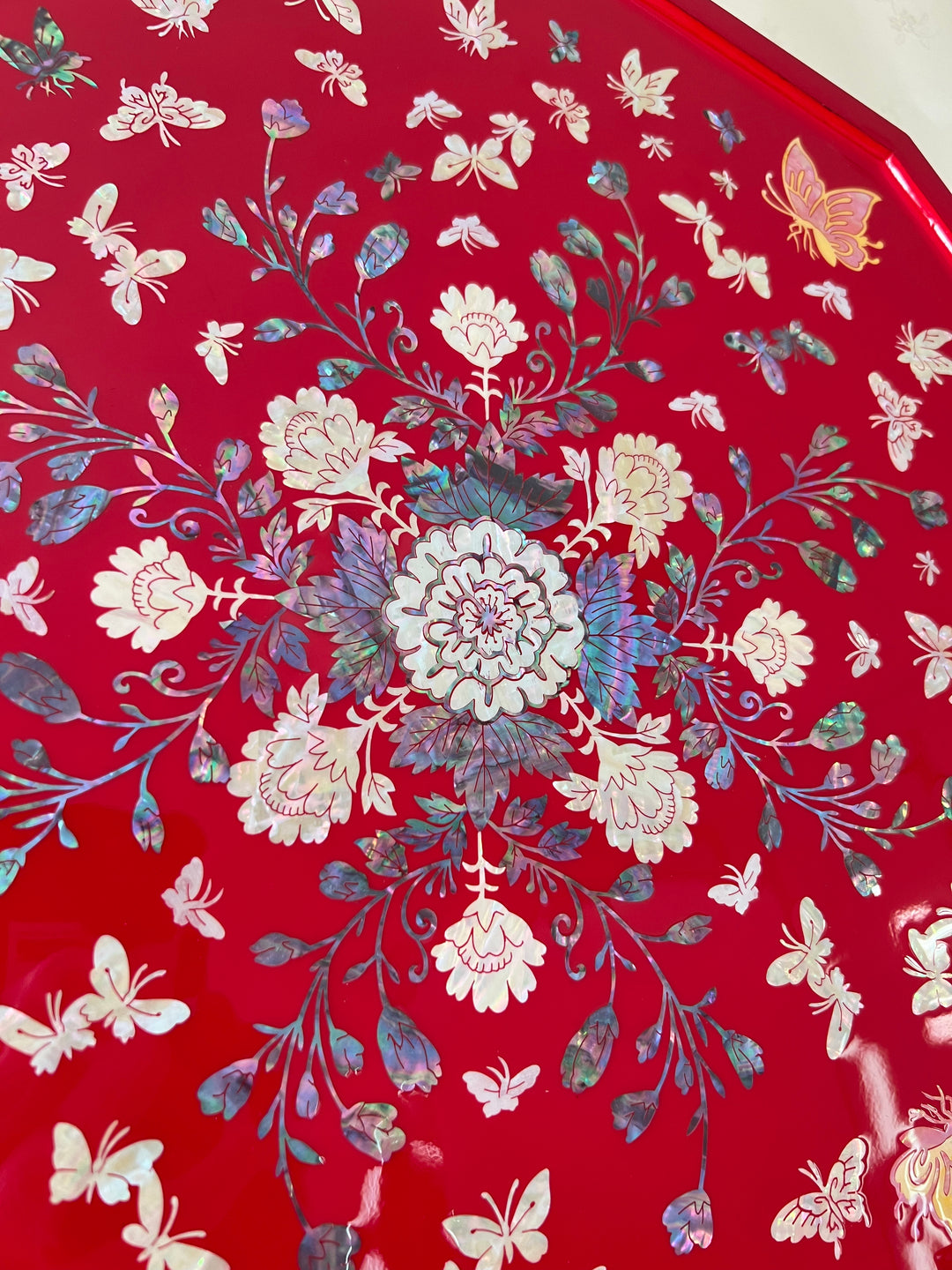 新しい美しい韓国の伝統的なマザーオブパールの花と蝶の模様の手作りの赤いトレイ