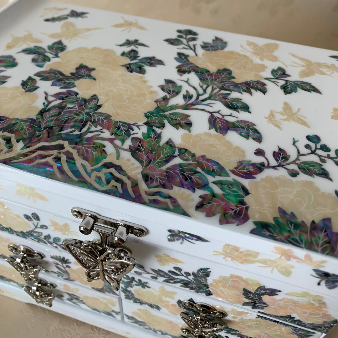 Königliche und seltene weiße koreanische traditionelle handgefertigte Perlmutt-Schmuckschatulle mit Schmetterlingen und Blumen