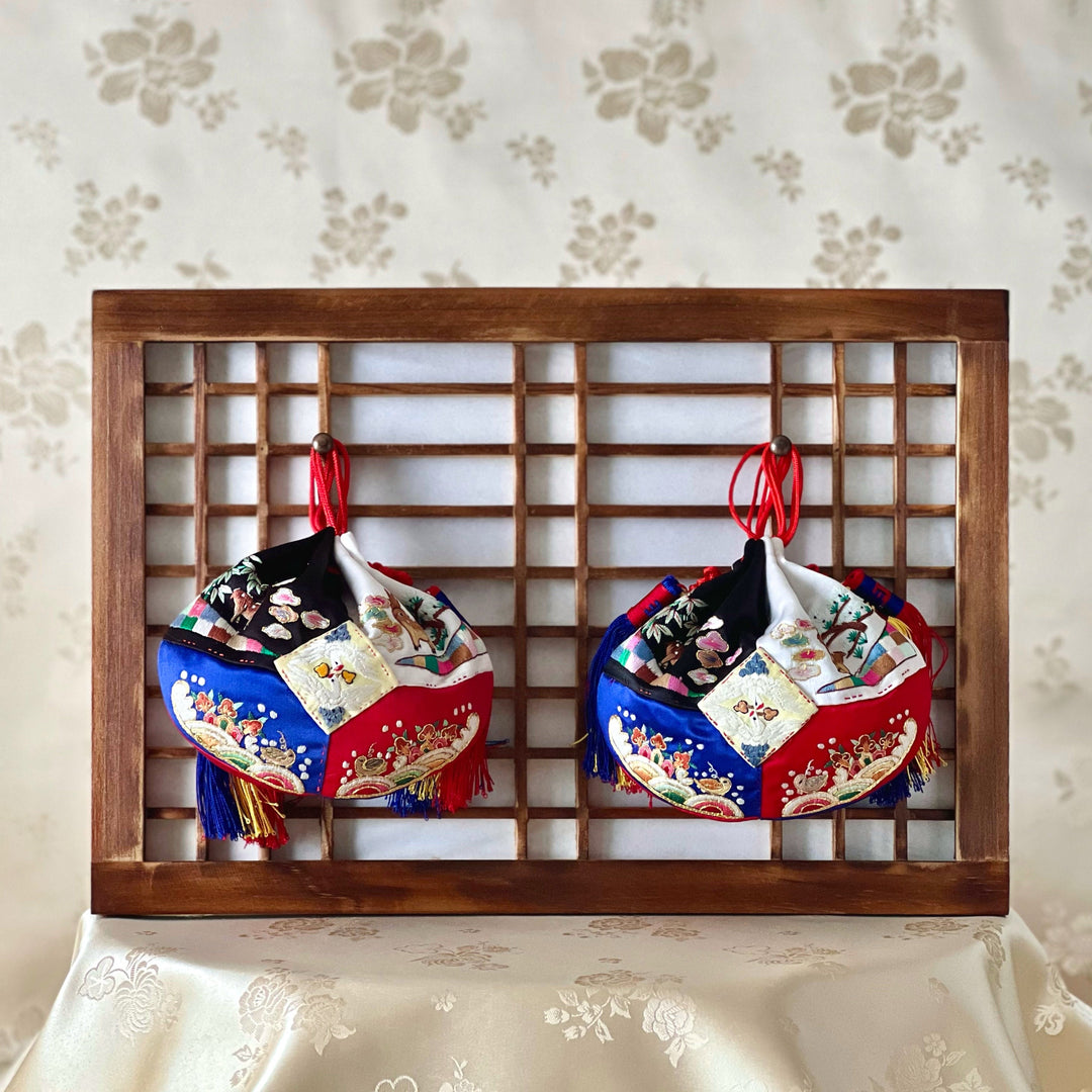 韓国の伝統模様の木製窓枠とドア枠 (문창살、ムンチャンサル)