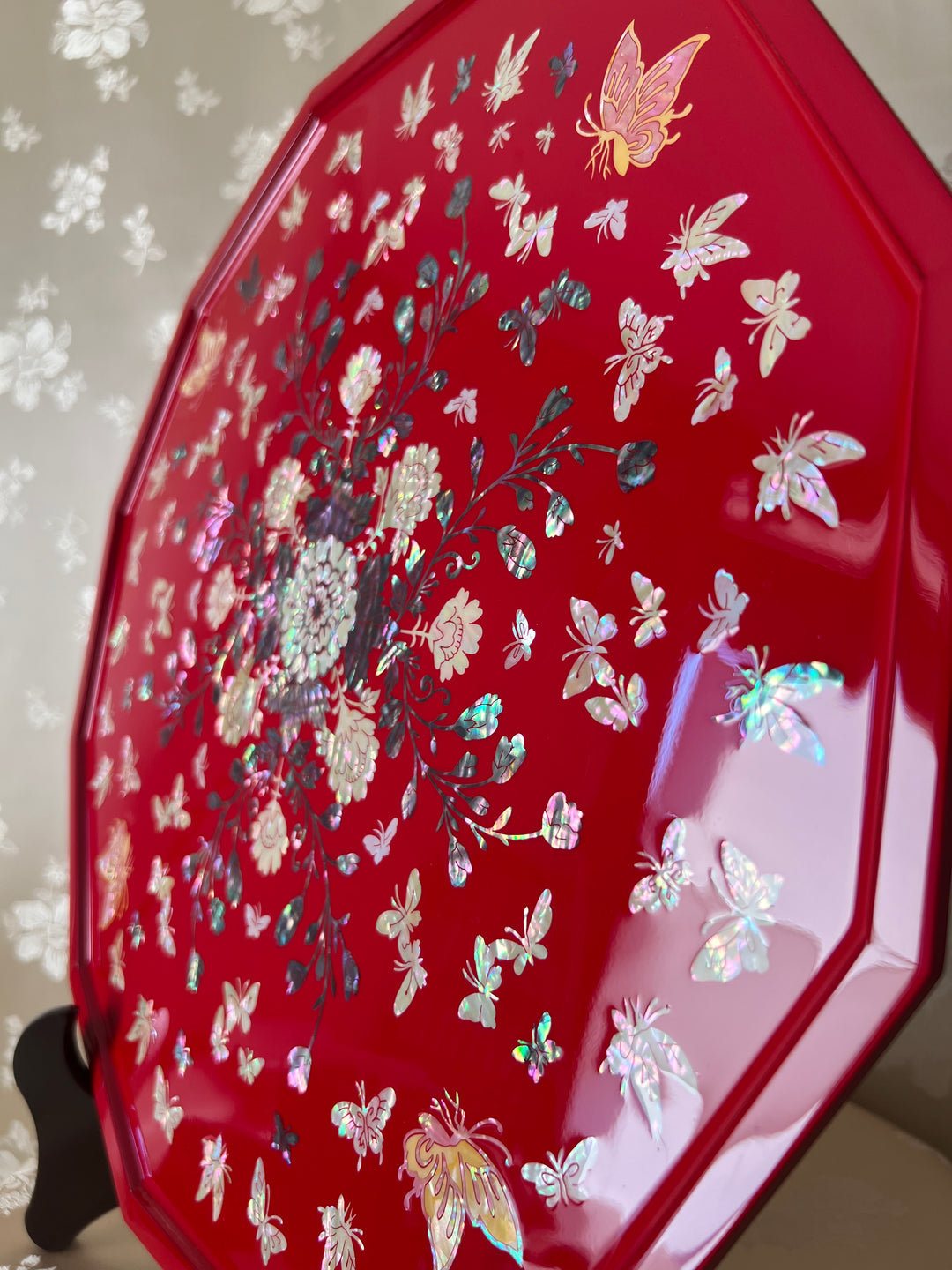 NEUES SCHÖNES koreanisches traditionelles handgefertigtes rotes Perlmutttablett mit Blumen- und Schmetterlingsmuster