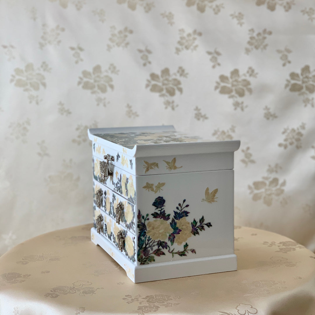Königliche und seltene weiße koreanische traditionelle handgefertigte Perlmutt-Schmuckschatulle mit Schmetterlingen und Blumen