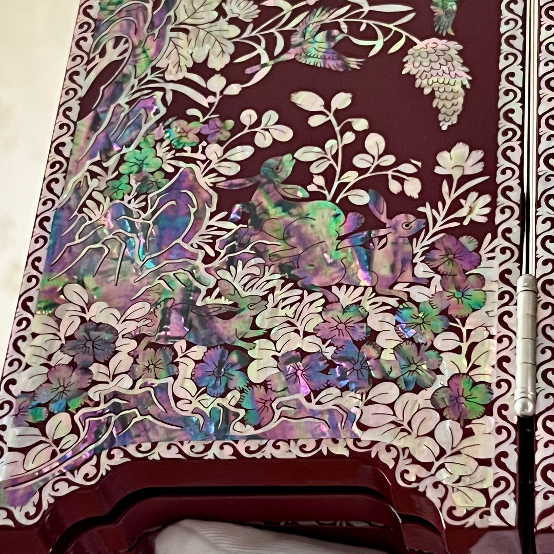 Paravent aus perlmuttfarbenem, weinrotem Holz auf einem Tisch mit Vogel- und Blumenmuster (4 Seiten)