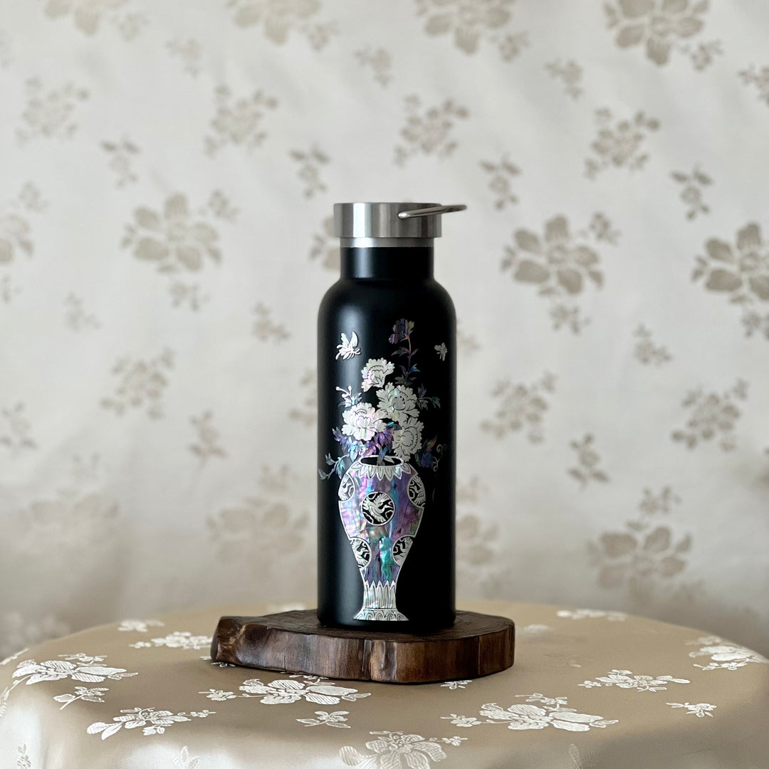 韓国の伝統的な螺鈿工芸品の花瓶と花をあしらった黒のタンブラー