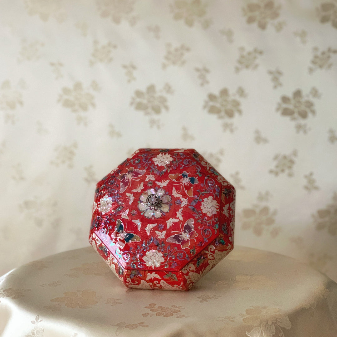 Rote koreanische traditionelle handgefertigte Achteck-Schmuckschatulle aus Perlmutt mit Blumen und Schmetterlingen