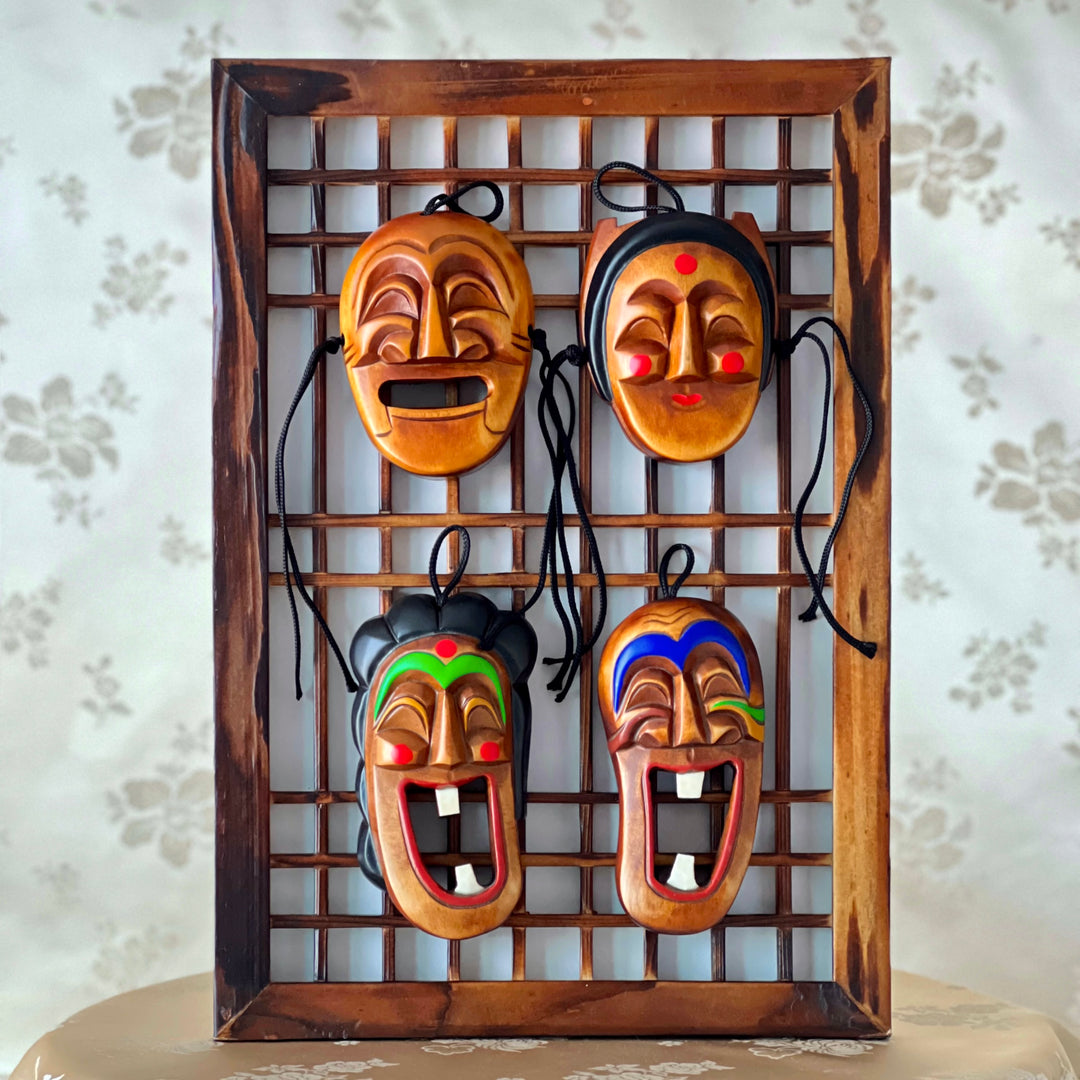 Koreanisches Holzhandwerk-Set mit vier Masken auf traditionellem Fensterrahmen (탈, 창살 세트)