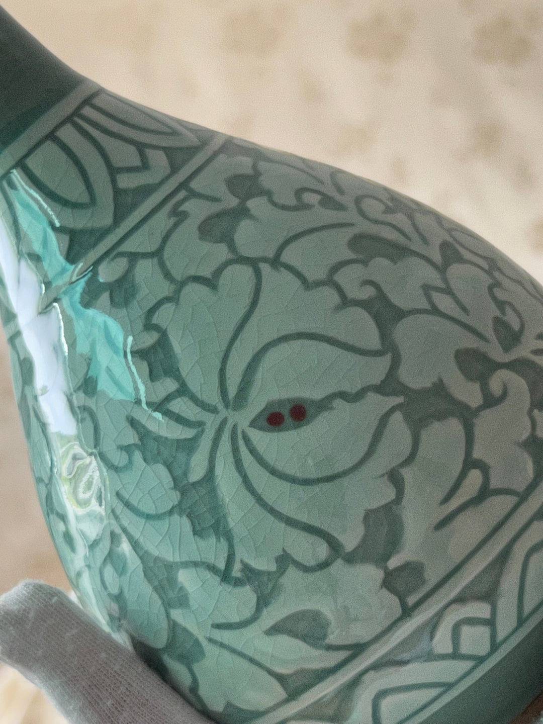 Celadon-Vasen-Set mit eingelegtem Rankenmuster (청자 상감 당초문 매병, 주병)