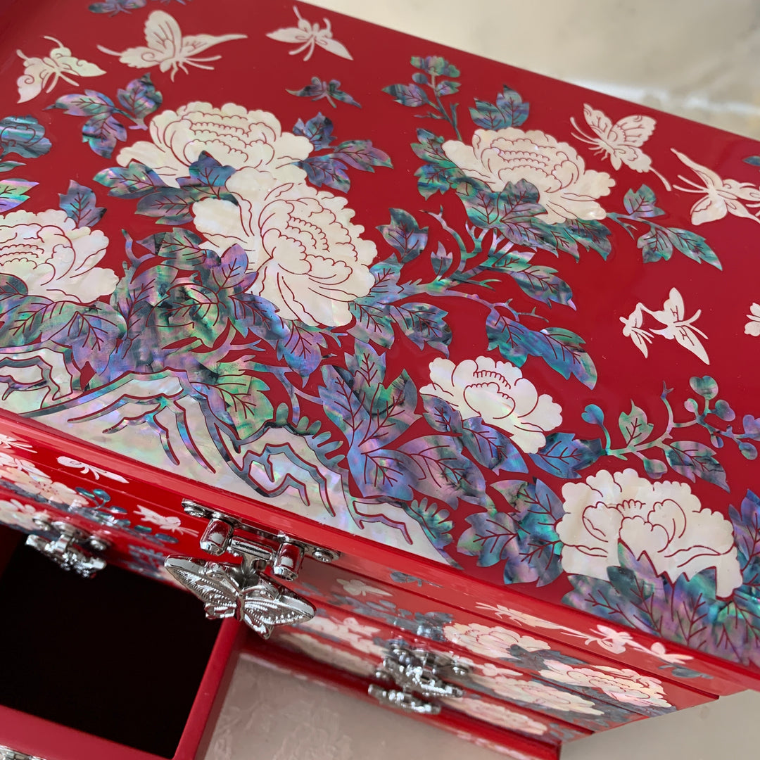 Königliche und seltene rote koreanische traditionelle handgefertigte Perlmutt-Schmuckschatulle mit Schmetterlingen und Blumen