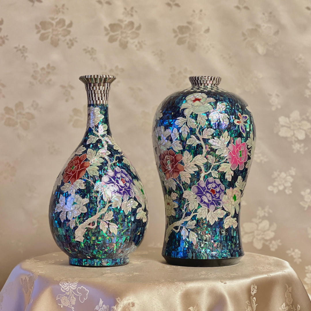 Perlmutt-Set bestehend aus zwei Vasen mit Pfingstrosenmuster (자개 목단문 매병 주병 세트)