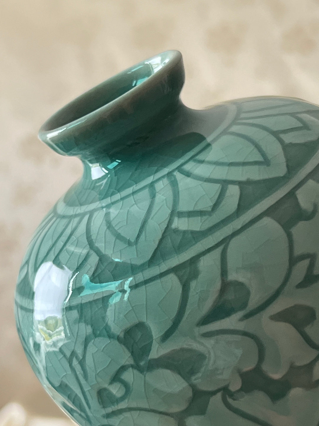 美しい韓国の伝統的な唐草模様の青磁花瓶セット